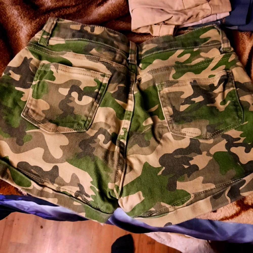 Shorts - Picture 2 of 3